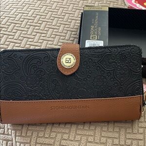 Stone Mountain Accessories Black and Brown Wallet